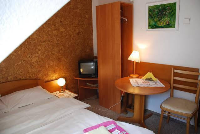 Hotel Daria Dworek Mysliwski Лодзь Экстерьер фото